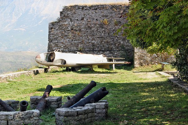 13. Hrad v Gjirokastře ukrývá muzeum zbraní a dokonce údajně sestřelenou americkou stíhačku